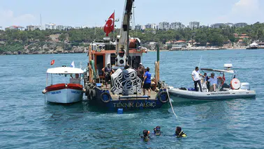 Deniz ekosisteminin korunması için denize yapay resifler indirildi