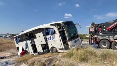 Yolcu otobüsünün şarampole devrildiği kazada 24 kişi yaralandı
