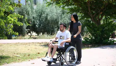 Maganda kurşunuyla engelli kalan genç eşinin desteğiyle hayata tutunuyor