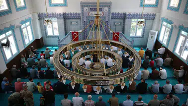 Depremde yıkılan caminin yerine yenisi yapıldı