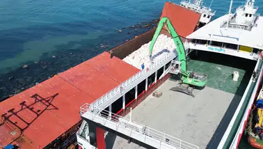 Karaya oturan kuru yük gemisindeki yükler boşaltılıyor
