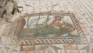 Aspendos'un nehir tanrısı tasviri turistlerin gözdesi oldu