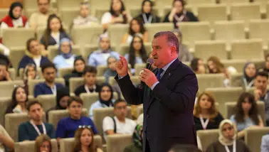 Gençlik ve Spor Bakanı Bak: “Yapmak istediğinizin peşinden koşun”