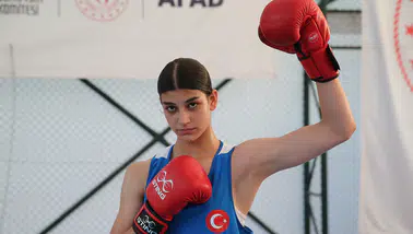 Milli boksör İvana Kılcı, Avrupa şampiyonluğu için yumruk sallıyor