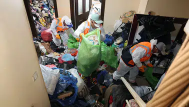 Kayseri'de bir evden 5 kamyon çöp çıkarıldı! Ev sahibi tedaviye alındı
