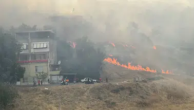 Marmaris'teki orman yangınına 7 uçak, 16 helikopter müdahale ediyor