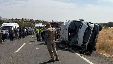 Diyarbakır'da devrilen minibüsteki 7 kişi öldü, 9 kişi yaralandı