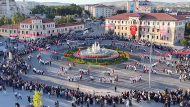 Sivas'ta 1058 kişi aynı anda halay çekti