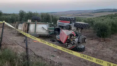 Adana'da devrilen traktörün sürücüsü öldü, oğlu ağır yaralandı