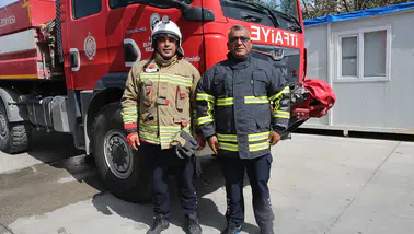 İtfaiyeci baba oğul alevlere birlikte göğüs geriyor