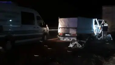 Adana'da tıra çarpan kamyonetteki 2 kişi hayatını kaybetti