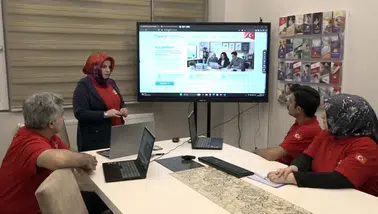 Öğretmen ailesinin sohbeti ödüllü yapay zeka projesine dönüştü
