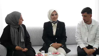 Yeni evli çiftin ilk misafiri Bakan Göktaş oldu