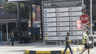 Mersin Uluslararası Limanı'nda iş makinesi konteynerin üzerine devrildi