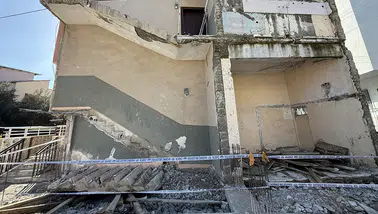 Mersin'de çöken beton merdivenin altında kalan işçi yaşamını yitirdi