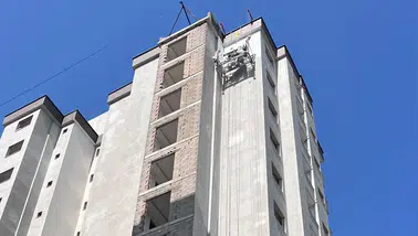 İnşaattaki iskelede mahsur kalan 2 işçiyi itfaiye ekibi kurtardı
