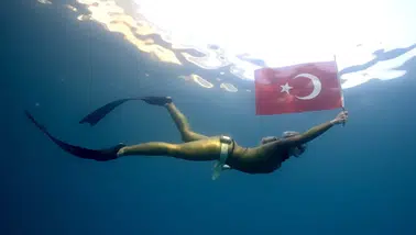 Şahika Ercümen, Cumhuriyet Bayramı'nı su altında Türk bayrağıyla kutladı