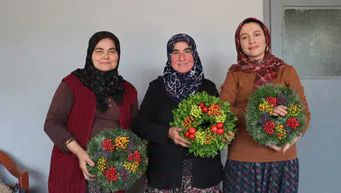Kadınların el emeğiyle yaptığı çelenkler Avrupa'yı süslüyor