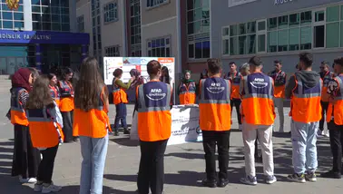 Turuncu yelekli öğrenciler arkadaşlarını afetlere karşı bilinçlendiriyor