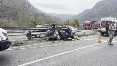 Bariyere çarpan otomobildeki 1 kişi öldü, 4 kişi yaralandı
