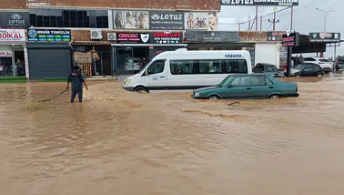 Ev ve iş yerlerini su bastı, sürücüler yollarda mahsur kaldı