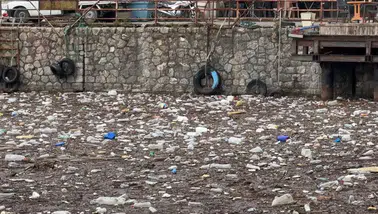 Zonguldak Limanı, sağanakla denize taşınan atıklarla kaplandı
