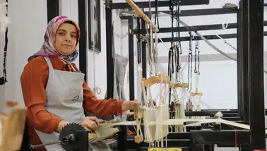 Anneannesinden öğrendiği dokumayı mesleğe dönüştürdü