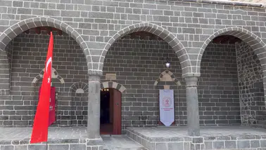 Depremde hasar gören 6 tarihi cami yeniden ibadete açıldı