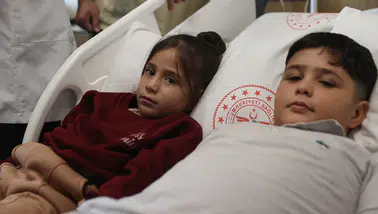 İki kardeşin kalbindeki delik aynı gün ameliyatsız kapatıldı