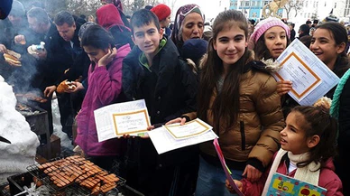 Nurhak’ta kar üstünde sucuk ekmekli karne töreni!