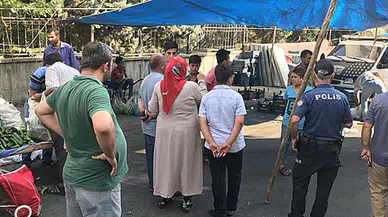 Kahramanmaraş'ta bir kişi alışveriş yaparken üzerine direk devrildi!