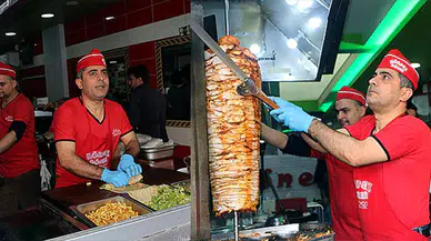 Görme engelli dönerci çalışma azmiyle örnek oluyor!