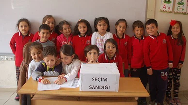 Kahramanmaraş’ta minik öğrenciler, YSK kurallarıyla sandık başına gitti!