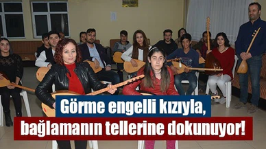 Görme engelli kızıyla, bağlamanın tellerine dokunuyor!