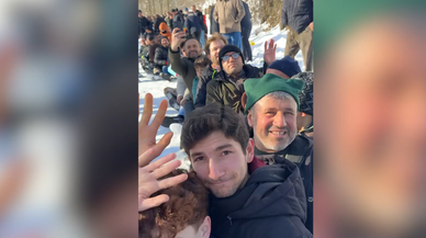 100 kişinin tek sıra halinde kayması renkli görüntüler oluşturdu