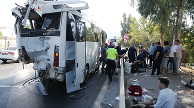 2 midibüsün çarpıştığı kazada 15 kişi yaralandı