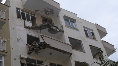 5 katlı atıl binadaki 2 dairenin balkonları çöktü