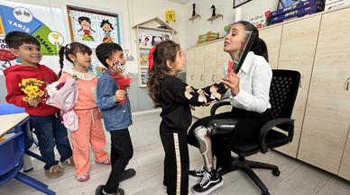 6 Şubat’ta ayağını kaybeden Sena öğretmen yeniden gülmeye başladı