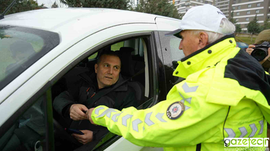 68 yaşında polis üniforması giydi, araç denetledi