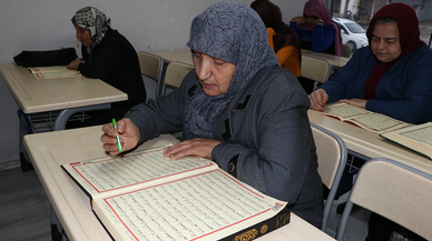 70 yaşında Hamide teyze, azmiyle Kur'an okumayı başardı