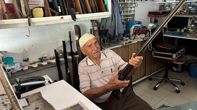 88 yaşındaki Tüfekçi İsmet Usta mesleğini sürdürüyor