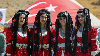 Anadolu kadınları yöresel kıyafetleriyle Malazgirt Zaferi kutlamalarını renklendirdi