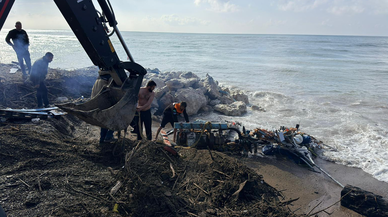 Antalya'da kayalıklara çarpan tekne parçalandı