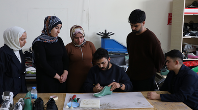 Ayakkabıcılığın püf noktalarını mezun olduğu okuldaki öğrencilere aktarıyor
