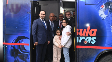 Bakan Kacır’dan Büyükşehir’in Bilim Otobüsü’ne övgü