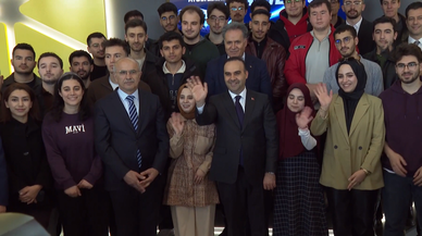 Bakan Kacır, depremzede sanayiciler için yapılan iş yerlerinin anahtarını teslim etti