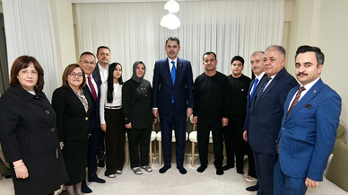 Bakan Kurum, depremzede ailenin yeni evine misafir oldu