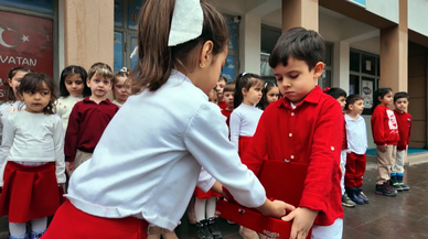 Bakan Tekin, anaokulu öğrencilerinin bayrak sevgisini paylaştı