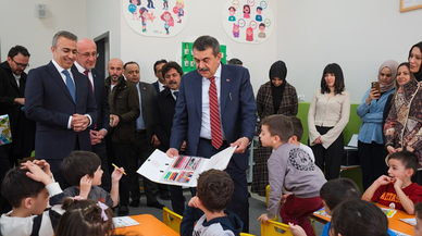 Bakan Tekin, ‘Neredeyse bütün sınıflarında etkileşimli tahta olan tek ülke Türkiye’