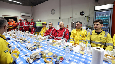 Bakan Vedat Işıkhan, yerin 320 metre altında işçilerle sahur yaptı